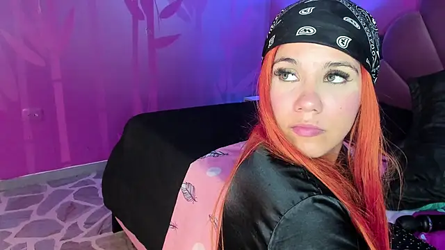 Snapshot of MelaniieRoux chatting on March 22, 6:00 am MelaniieRoux online show from March 22, 6:00 am