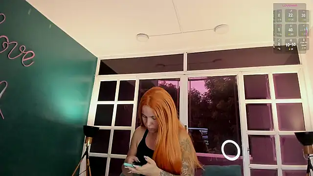 Snapshot of MelaniieRoux chatting on November 6, 11:47 am MelaniieRoux online show from November 6, 11:47 am