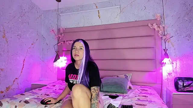 Snapshot of MelaniieRoux chatting on November 22, 3:27 am MelaniieRoux online show from November 22, 3:27 am