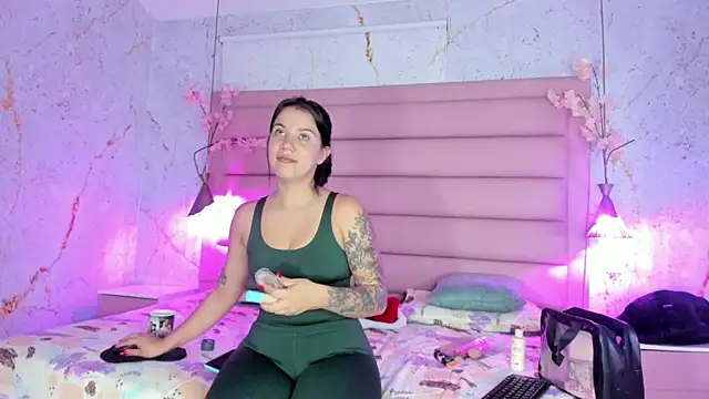 Snapshot of MelaniieRoux chatting on November 24, 7:36 pm MelaniieRoux online show from November 24, 7:36 pm