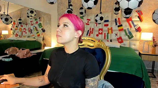 Snapshot of MelaniieRoux chatting on June 14, 7:37 pm MelaniieRoux online show from June 14, 7:37 pm