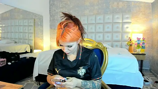 Snapshot of MelaniieRoux chatting on June 8, 7:36 pm MelaniieRoux online show from June 8, 7:36 pm