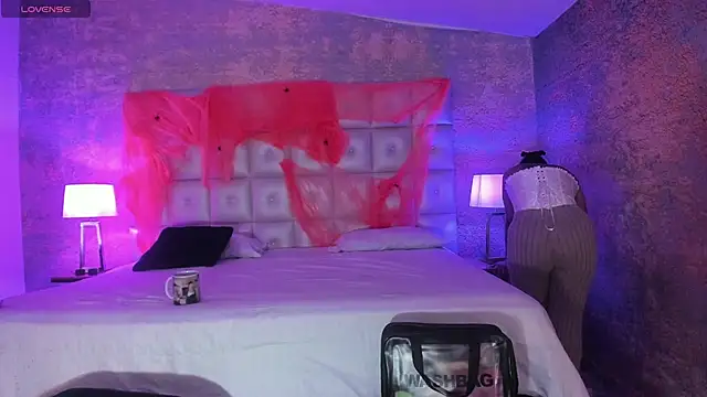 Snapshot of MelaniieRoux chatting on October 16, 11:40 am MelaniieRoux online show from October 16, 11:40 am