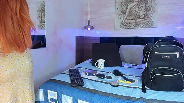 Snapshot of MelaniieRoux chatting on September 12, 11:43 am MelaniieRoux online show from September 12, 11:43 am