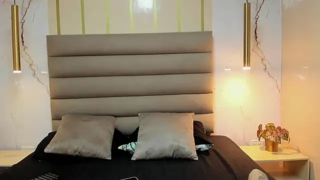 Snapshot of MelaniieRoux chatting on March 8, 1:50 am MelaniieRoux online show from March 8, 1:50 am