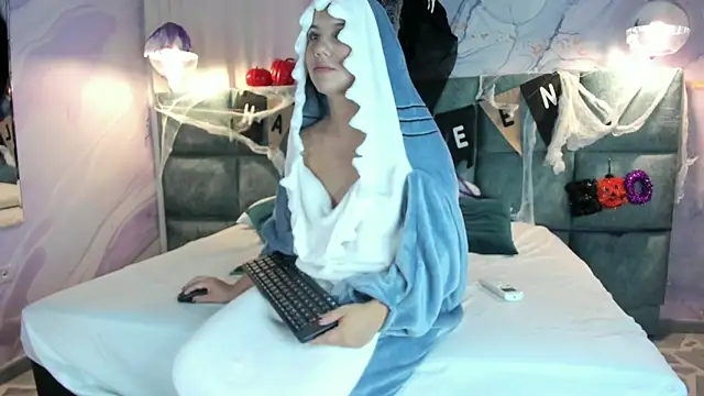 Snapshot of MelaniieRoux chatting on October 28, 7:35 pm MelaniieRoux online show from October 28, 7:35 pm