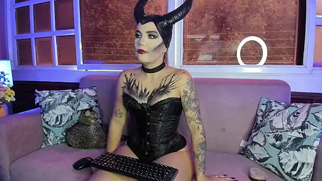 Snapshot of MelaniieRoux chatting on October 13, 7:37 pm MelaniieRoux online show from October 13, 7:37 pm