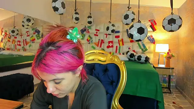 Snapshot of MelaniieRoux chatting on July 15, 4:14 pm MelaniieRoux online show from July 15, 4:14 pm