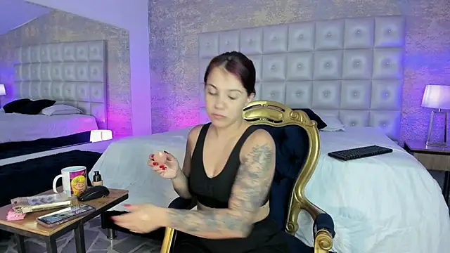 Snapshot of MelaniieRoux chatting on September 19, 11:47 am MelaniieRoux online show from September 19, 11:47 am