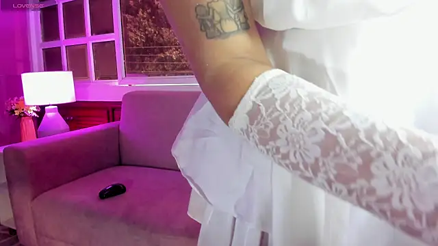 Snapshot of MelaniieRoux chatting on October 6, 7:47 pm MelaniieRoux online show from October 6, 7:47 pm