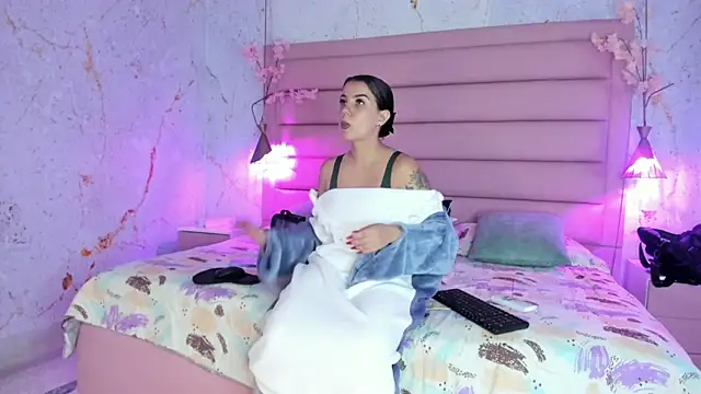 Snapshot of MelaniieRoux chatting on November 25, 7:47 pm MelaniieRoux online show from November 25, 7:47 pm