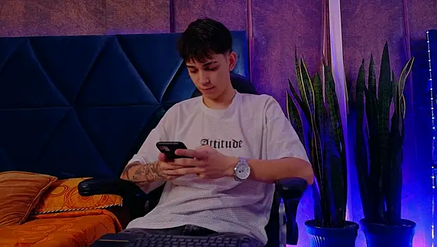 Snapshot of Lion_Foster01 chatting on December 4, 9:36 pm Lion Foster01 online show from December 4, 9:36 pm