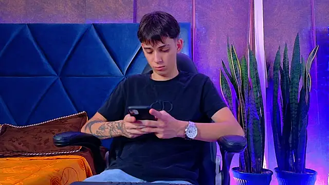 Snapshot of Lion_Foster01 chatting on December 5, 9:23 pm Lion Foster01 online show from December 5, 9:23 pm