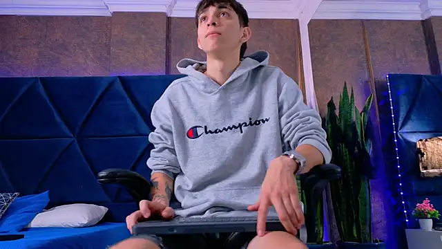 Snapshot of Lion_Foster01 chatting on October 24, 12:04 pm Lion Foster01 online show from October 24, 12:04 pm