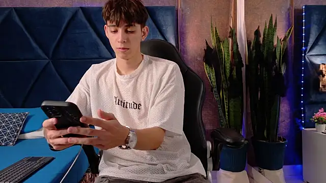 Snapshot of Lion_Foster01 chatting on October 22, 12:26 pm Lion Foster01 online show from October 22, 12:26 pm