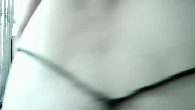 Snapshot of alixia81 chatting on May 28, 10:04 pm alixia81 online show from May 28, 10:04 pm