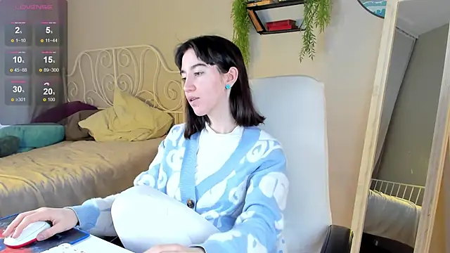 Snapshot of Belle_Via chatting on January 17, 8:24 am Belle Via online show from January 17, 8:24 am