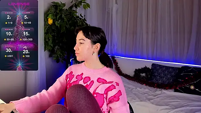 Snapshot of Belle_Via chatting on December 25, 1:51 pm Belle Via online show from December 25, 1:51 pm