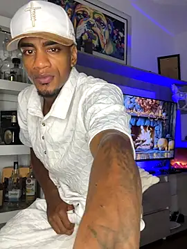 Snapshot of AaronCruz_ chatting on October 23, 2:10 am AaronCruz online show from October 23, 2:10 am