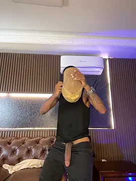 AaronCruz  online show from March 25, 10:30 pm