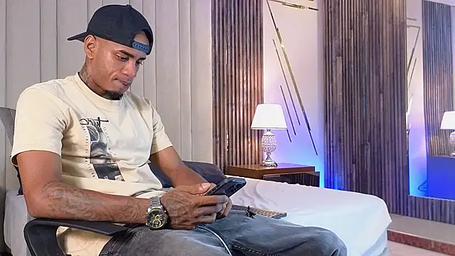 AaronCruz  online show from April 6, 11:06 pm