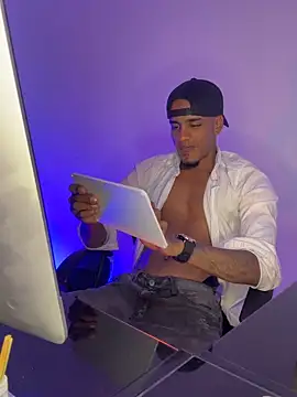 Snapshot of AaronCruz_ chatting on May 1, 11:54 pm AaronCruz online show from May 1, 11:54 pm