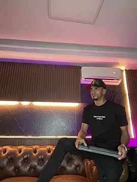 AaronCruz  online show from March 6, 1:11 am