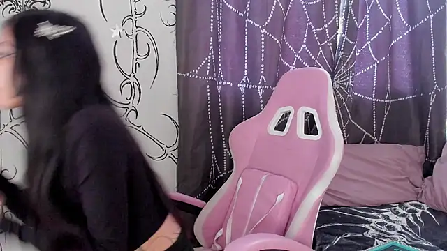 Snapshot of AlyRoses chatting on June 17, 4:28 pm AlyRoses online show from June 17, 4:28 pm
