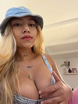 Snapshot of amanda-medrano1 chatting on July 14, 2:01 pm amanda-medrano1 online show from July 14, 2:01 pm