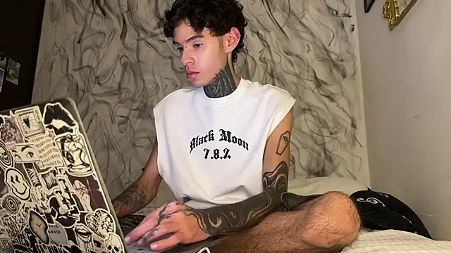 Snapshot of Saturno_v chatting on July 13, 12:10 am Saturno v online show from July 13, 12:10 am