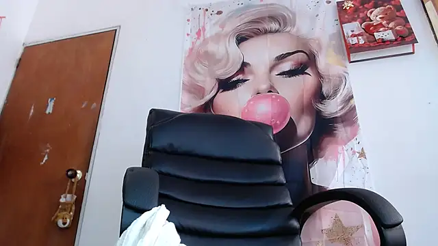Snapshot of Sexy-Favgirl chatting on July 3, 8:15 pm Sexy-Favgirl online show from July 3, 8:15 pm