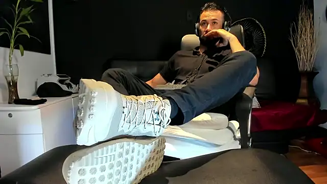 Snapshot of alessandro_wye chatting on October 27, 5:30 am alessandro wye online show from October 27, 5:30 am