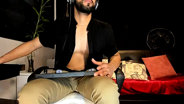 Snapshot of alessandro_wye chatting on November 18, 3:10 am alessandro wye online show from November 18, 3:10 am