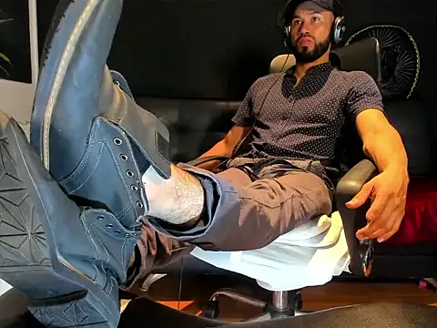 Snapshot of alessandro_wye chatting on October 23, 6:34 am alessandro wye online show from October 23, 6:34 am