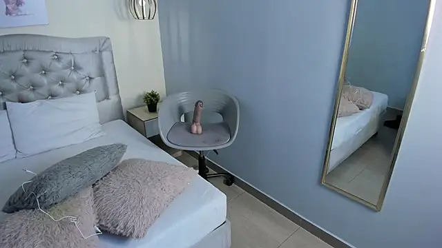 escarleth   online show from March 11, 11:48 am