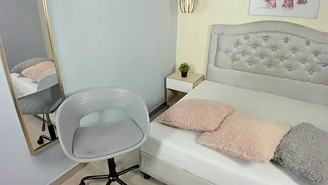 escarleth   online show from February 11, 1:00 pm