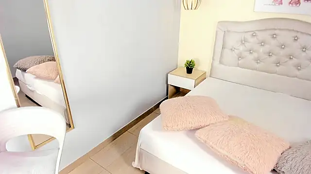 escarleth   online show from March 6, 12:22 pm