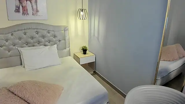 escarleth   online show from September 18, 1:36 pm