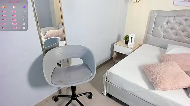 Snapshot of escarleth__ chatting on July 6, 1:29 pm escarleth online show from July 6, 1:29 pm