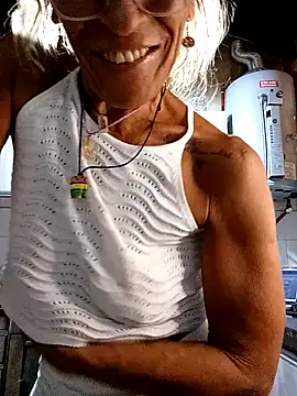 Snapshot of sabinytahot chatting on January 2, 4:41 am sabinytahot online show from January 2, 4:41 am