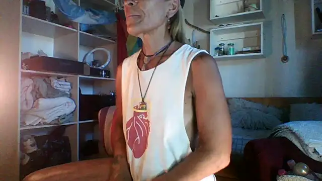 Snapshot of sabinytahot chatting on December 17, 6:31 pm sabinytahot online show from December 17, 6:31 pm