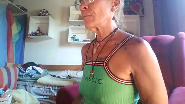 Snapshot of sabinytahot chatting on December 28, 1:28 pm sabinytahot online show from December 28, 1:28 pm