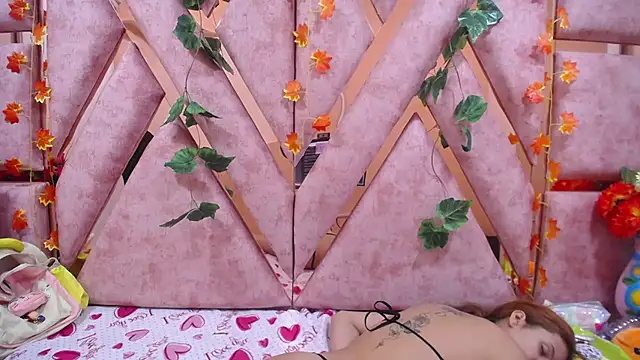 Snapshot of Paris_Petit chatting on March 5, 11:38 pm Paris Petit online show from March 5, 11:38 pm