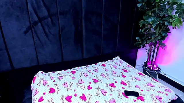 Snapshot of Paris_Petit chatting on July 29, 8:41 pm Paris Petit online show from July 29, 8:41 pm