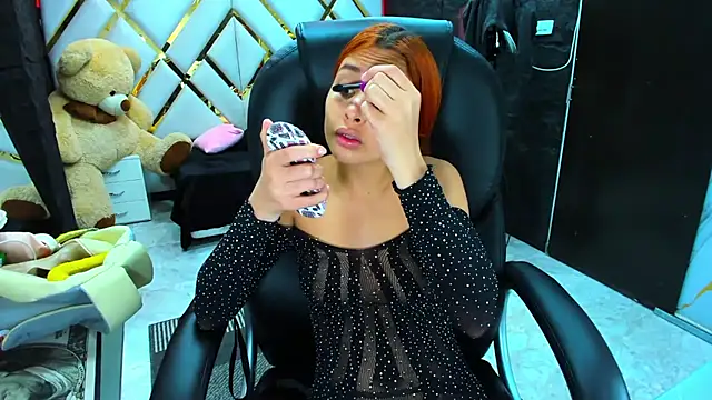 Snapshot of Paris_Petit chatting on November 6, 7:51 pm Paris Petit online show from November 6, 7:51 pm