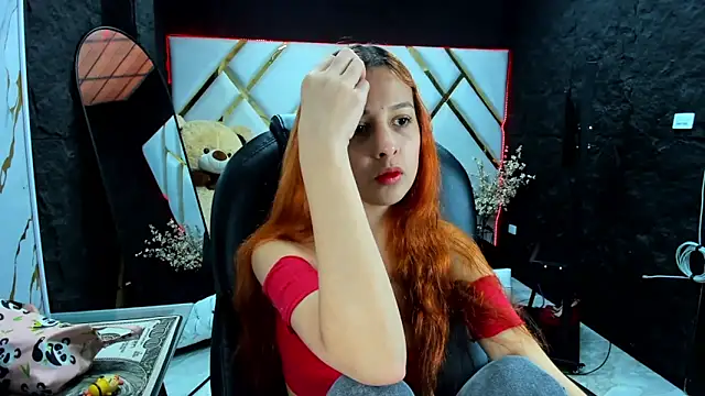 Snapshot of Paris_Petit chatting on November 25, 8:31 pm Paris Petit online show from November 25, 8:31 pm