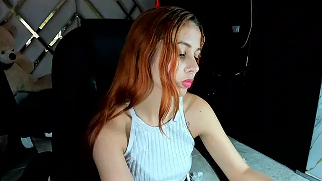 Snapshot of Paris_Petit chatting on December 13, 8:04 pm Paris Petit online show from December 13, 8:04 pm