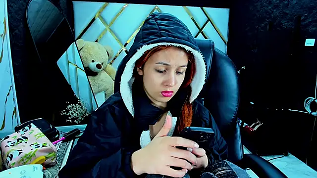 Snapshot of Paris_Petit chatting on November 21, 8:52 pm Paris Petit online show from November 21, 8:52 pm