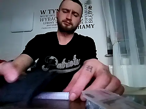 wariacik0024 online show from February 9, 9:24 pm