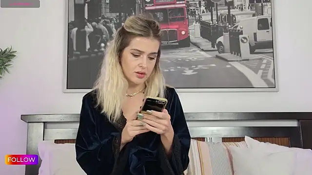 Sarah-Hart online show from October 6, 11:33 am